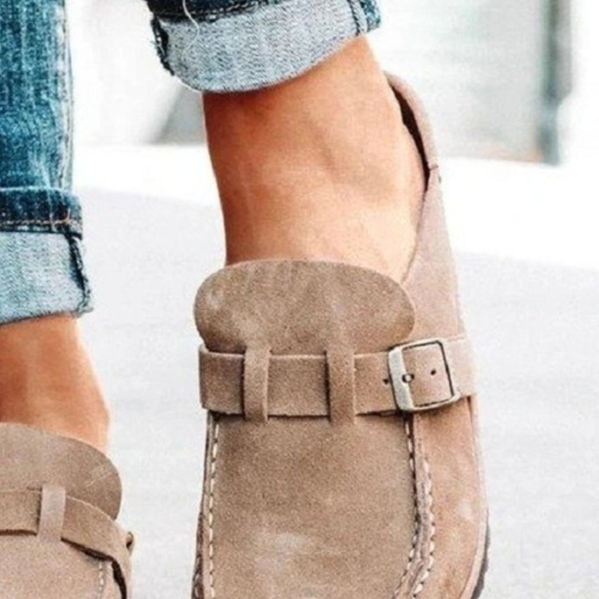 round toe low heel buckle loafers