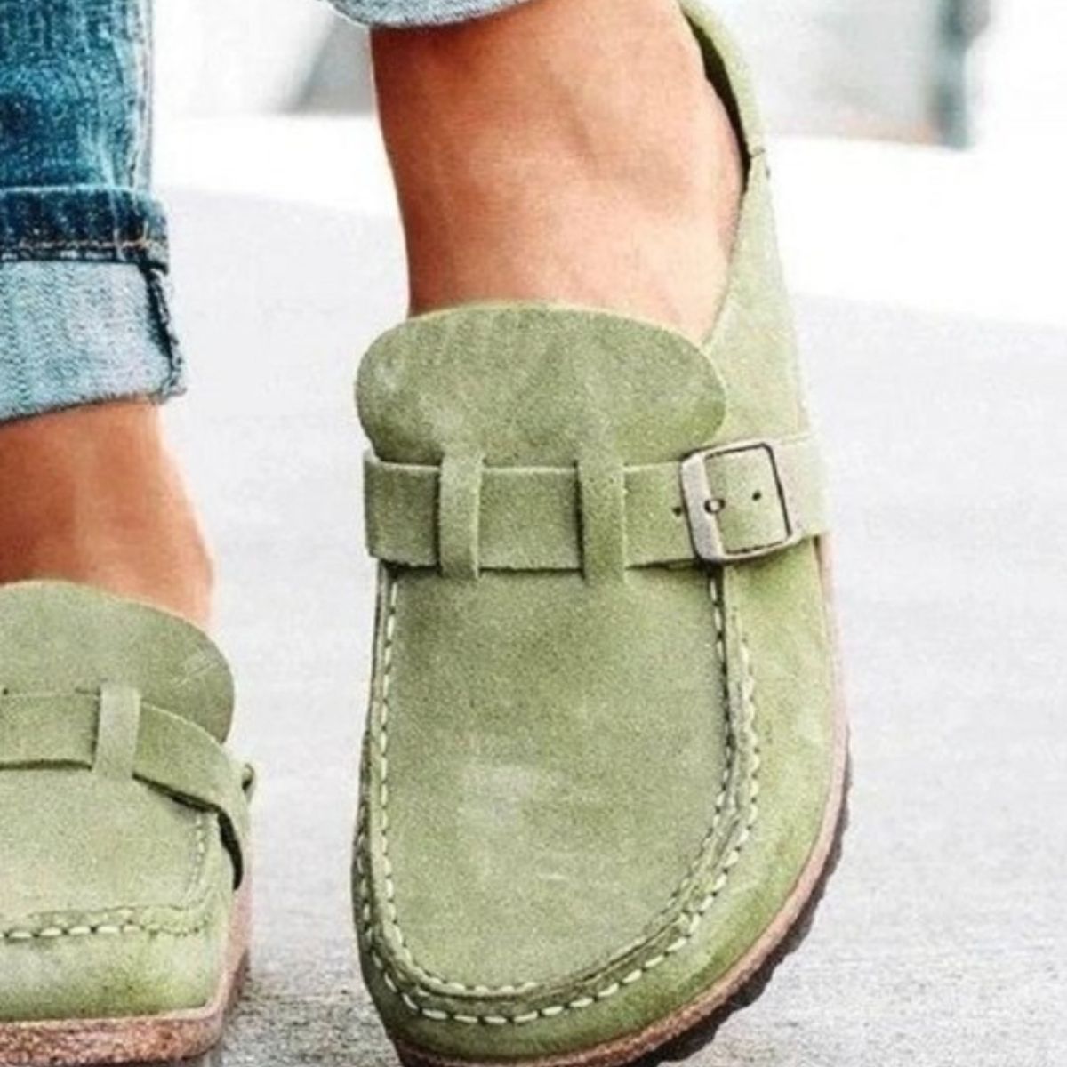 round toe low heel buckle loafers